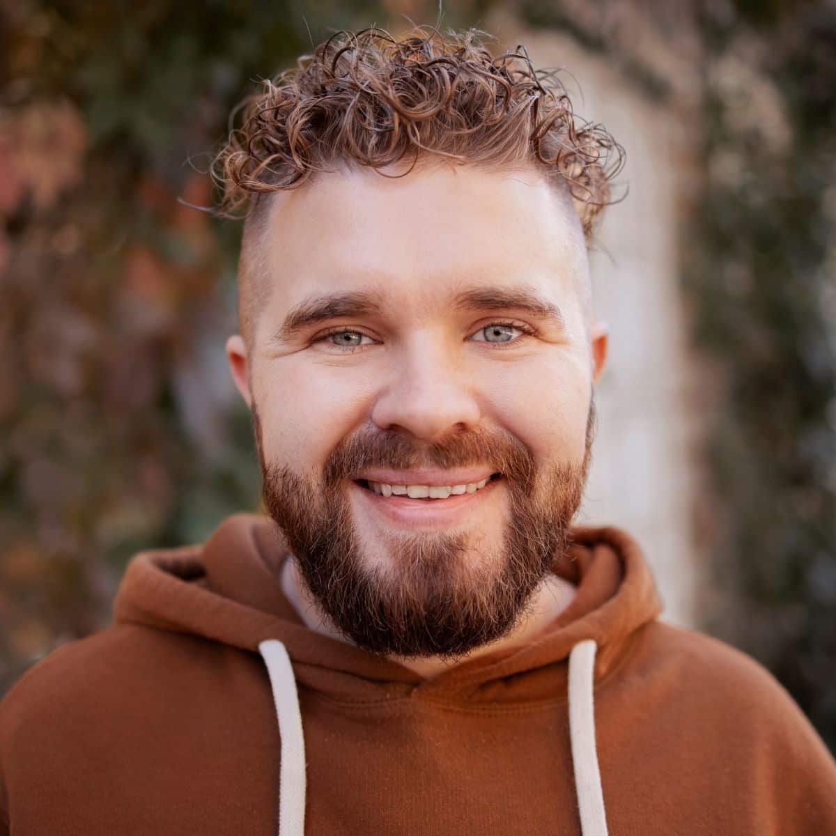 Portrait d’un électricien satisfait de son site internet professionnel et de sa visibilité locale développés avec ZenAxia.