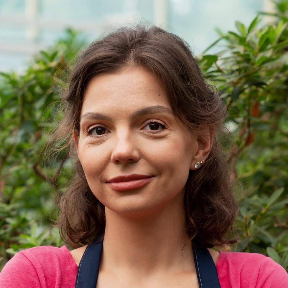 Portrait d’une paysagiste professionnelle témoignant de son expérience avec la création de site internet et la visibilité locale proposée par ZenAxia.