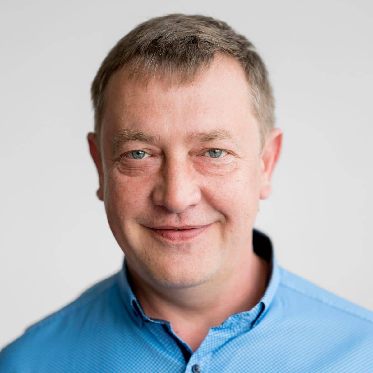 Portrait d’un plombier professionnel partageant son expérience avec la création de site internet et la visibilité locale proposées par ZenAxia.