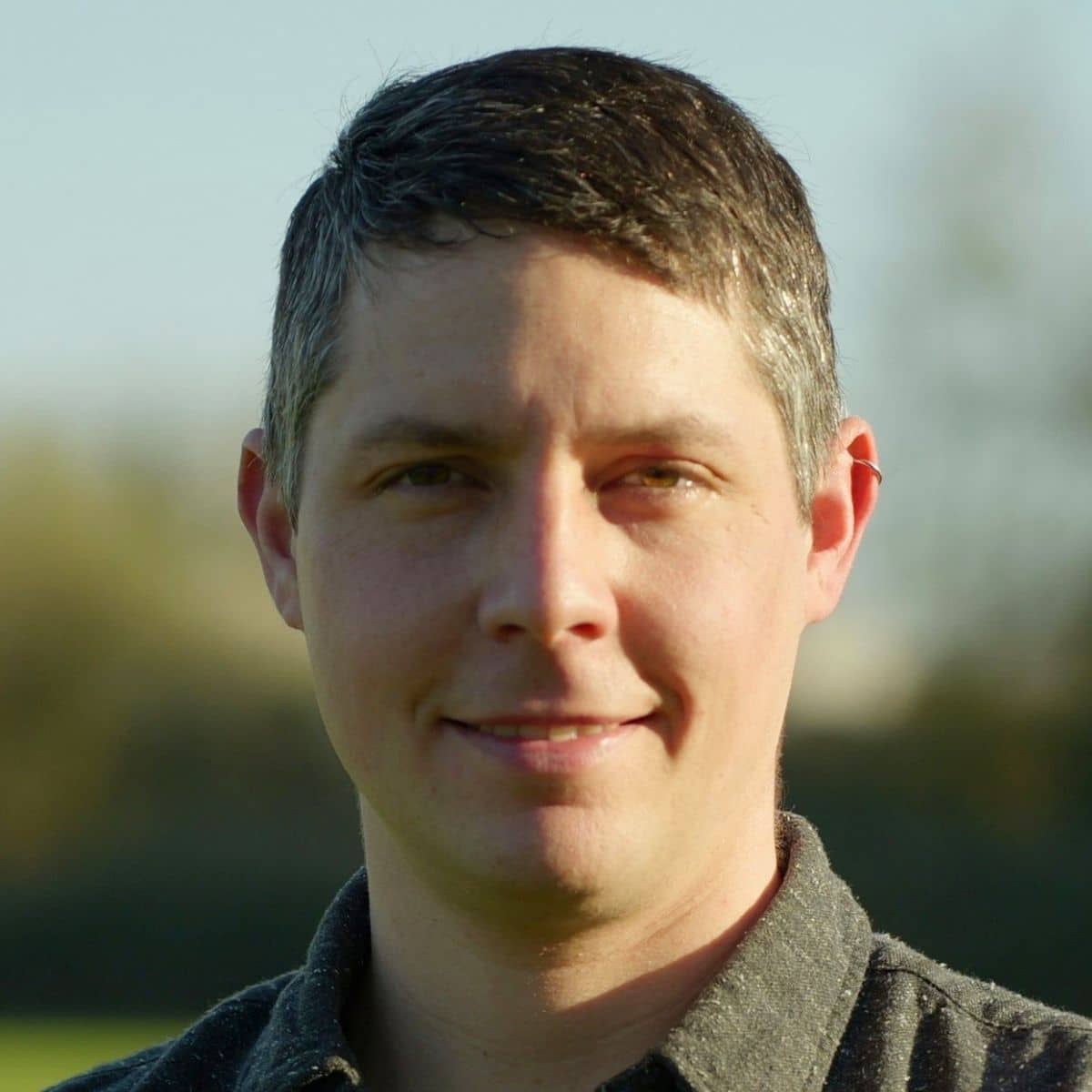 Portrait de Pierre Rochereau, fondateur de ZenAxia, agence web spécialisée dans la création de sites internet pour artisans et entreprises locales.